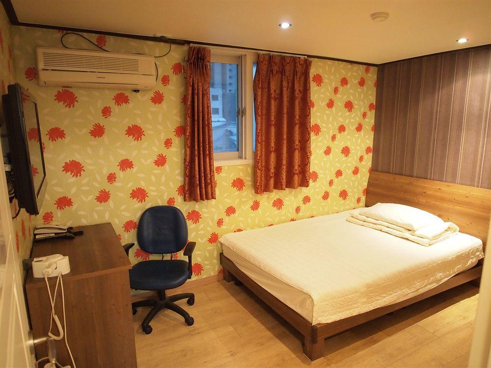 Shinchon Hostel *