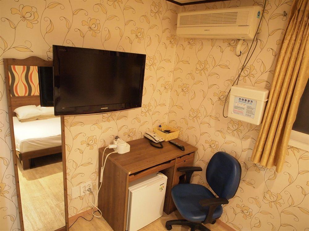 Shinchon Hostel *
